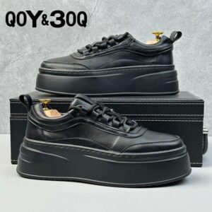 Os sapatos respiratórios dos homens novos aumentam peso ligeiro do couro  ar livre sapatos casuais dos samurai s negros